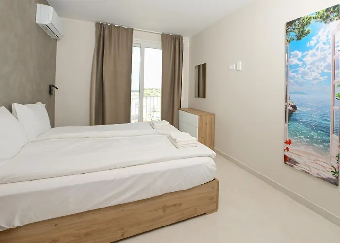 Lovely And Spacious In The Quaint And Quiet Town Of Pembroke