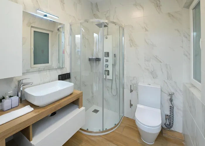 Lovely And Spacious In The Quaint And Quiet Town Of