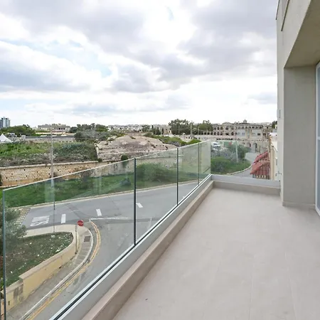 Lovely And Spacious In The Quiet Town Of - Close To St Julians Swieqi And Sliema Pembroke