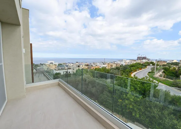 Lovely And Spacious In The Quaint And Quiet Town Of